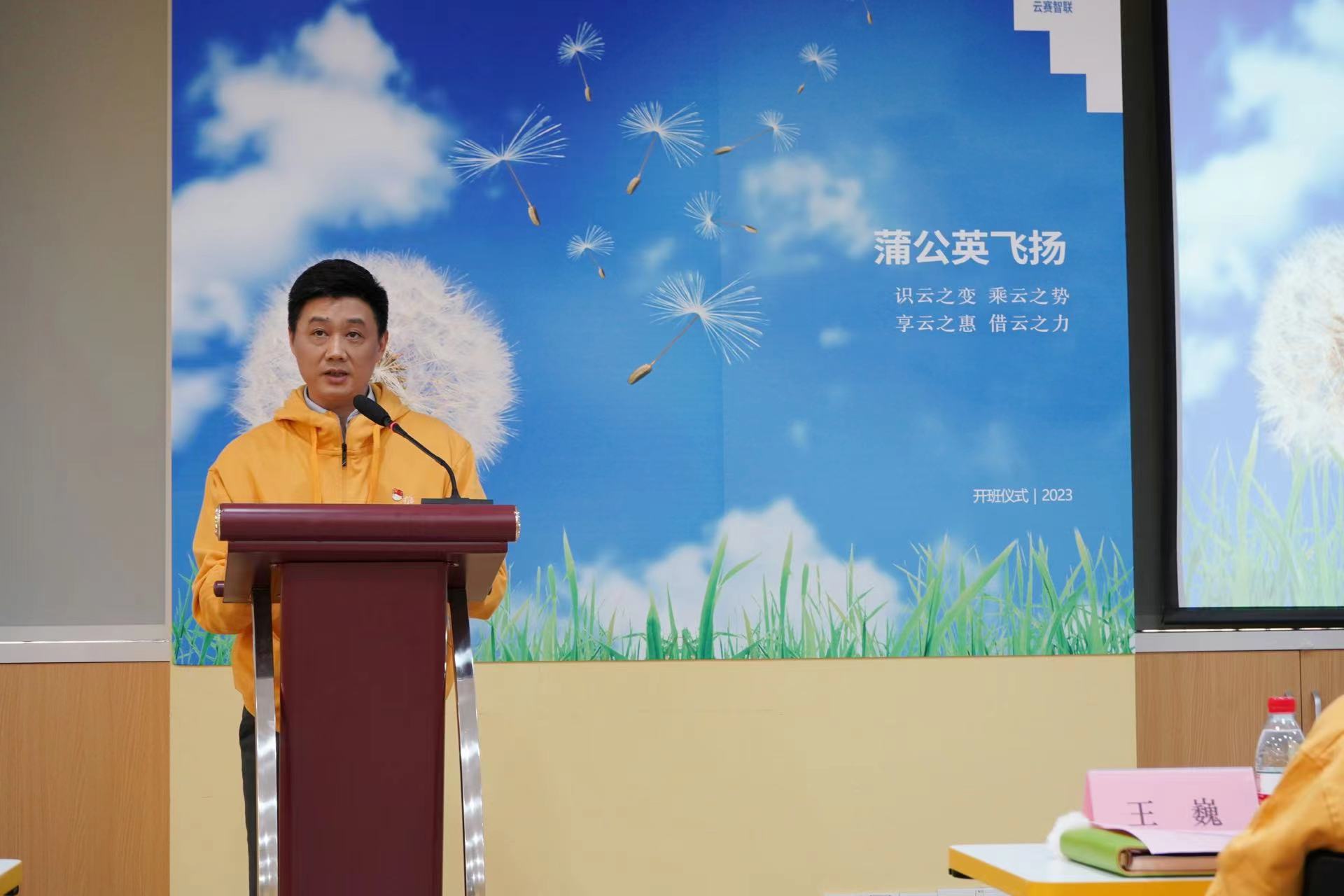 墙上的海报描述已自动生成
