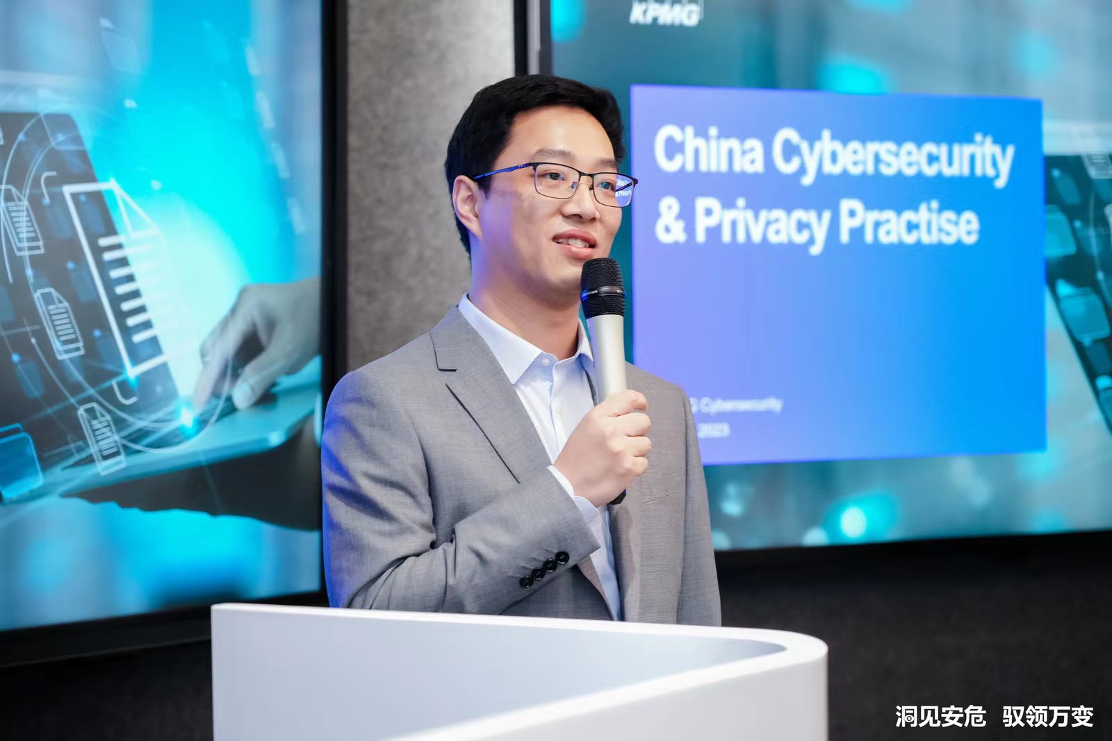 穿着西装笔挺的男子与图片配字描述已自动生成