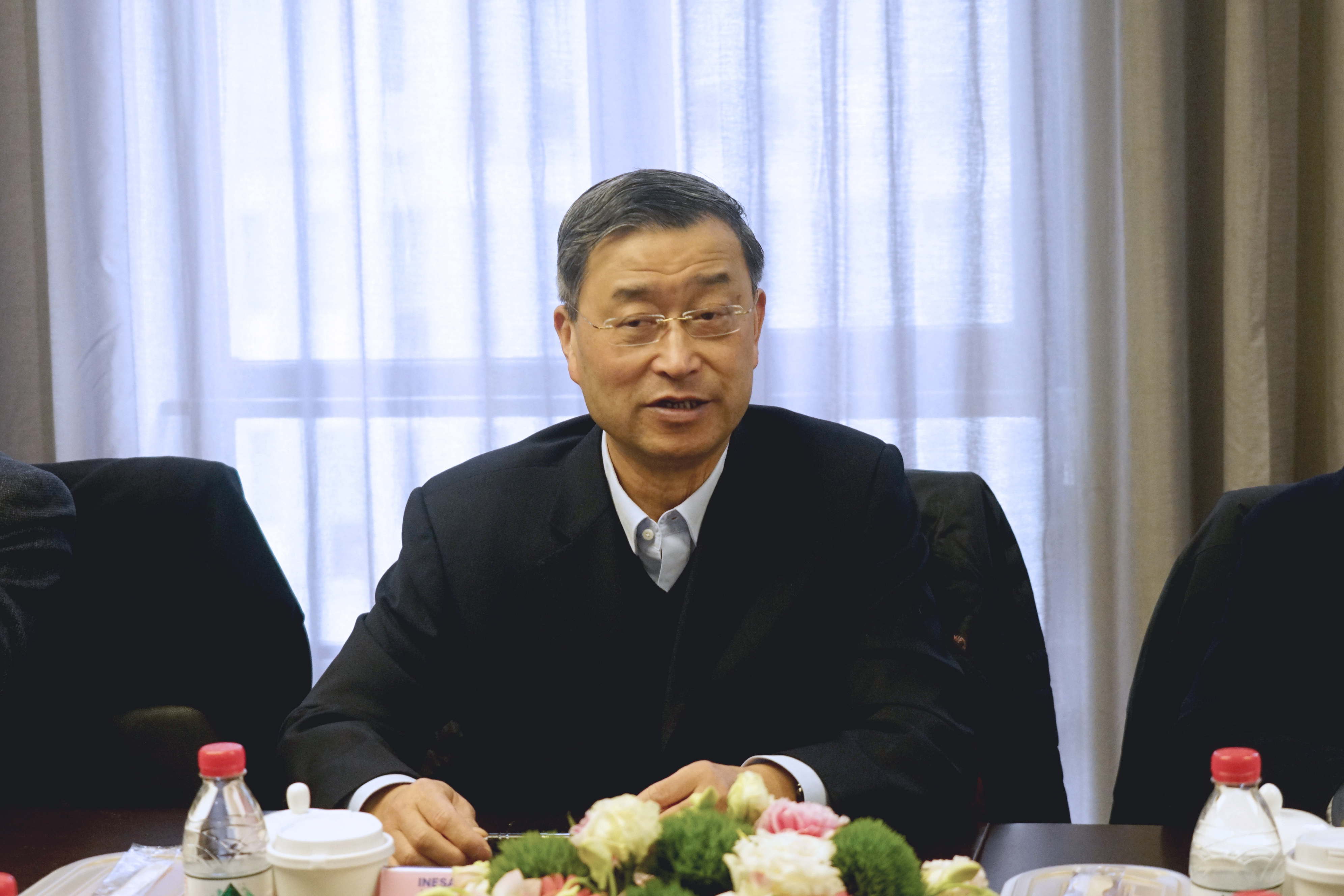 男人坐在桌子前吃东西中度可信度描述已自动生成