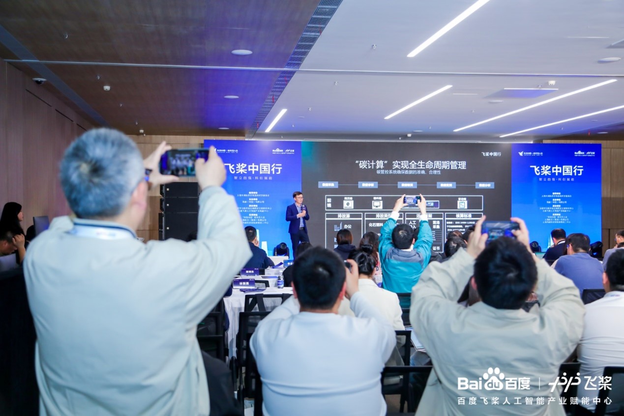 一群人站在室内中度可信度描述已自动生成